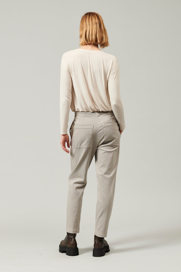 Pantalon en modal et tencel stretch, large au niveau des hanches et ajusté en bas de jambe | 1013.CFDTDY-5801.935