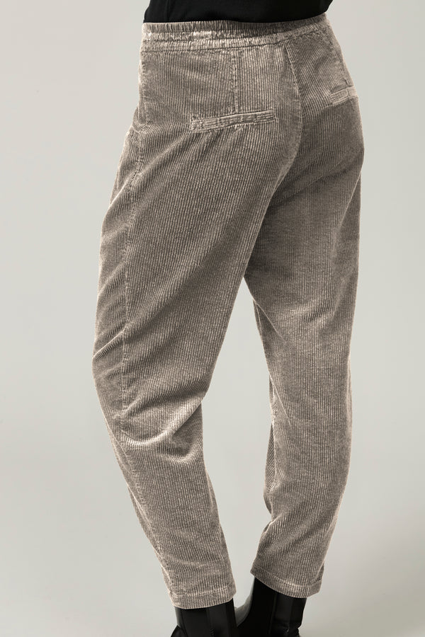 Comfort fit pant with elastic waist in viscose and stretch cotton corduroy | 1013.CFDTRYQ262.11