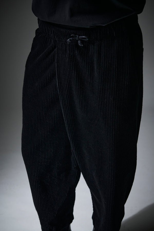 Cropped oversized trousers in cotton-blend corduroy. elastic waistband with drawstring, crossed in f | 1013.CFUTRYD135.U10