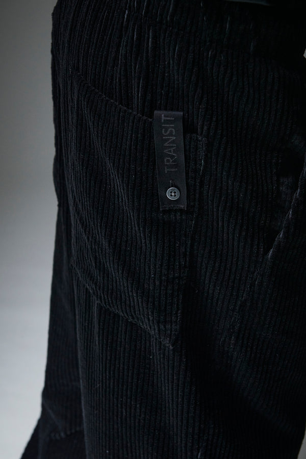 Oversize-cropped-hose aus cord aus baumwollmischung. elastischer bund und vorne über kreuz | 1013.CFUTRYD135.U10