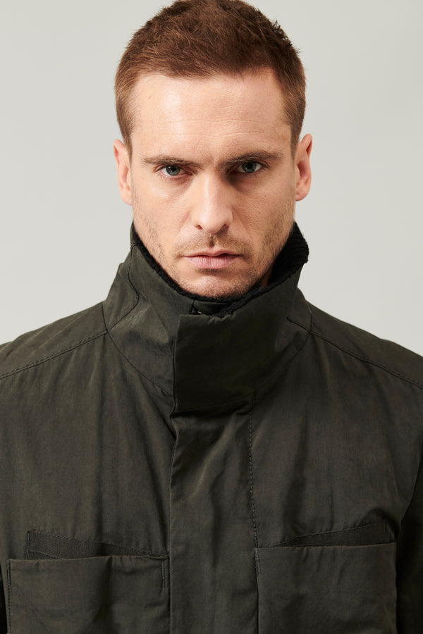 Trenchcoat aus baumwolle und nylon, wasserabweisend. strickkragen und einsätze aus baumwoll-canvas-b | 1013.CFUTRYO242.U04