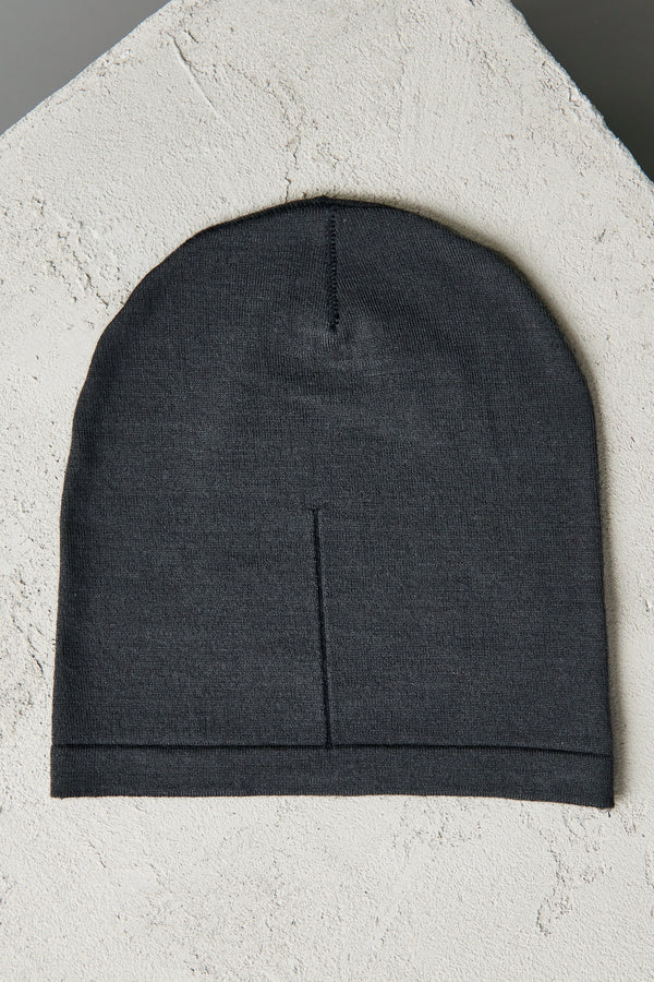 Knitted hat in viscose and wool with vaniset processing,contrasting detail on the front | 1010.HATUTRV13485.U304